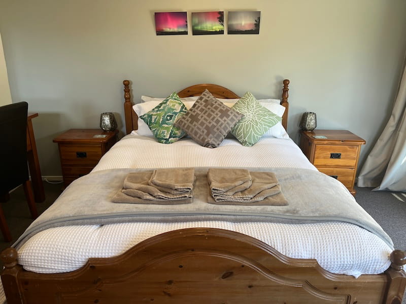 Queen Bed at Hampden Heaven 
