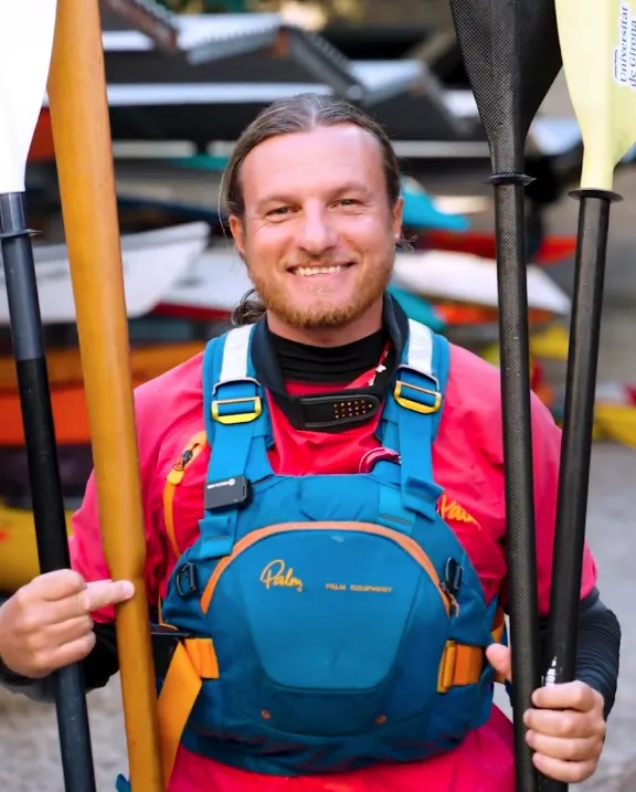 Retrato de Rai Puig, guía e instructor de kayak de mar