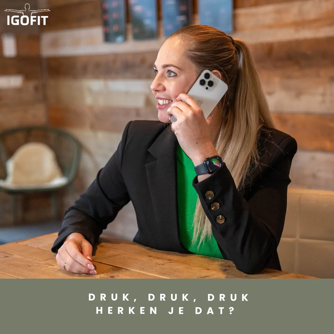 Drukke ondernemer achter bureau