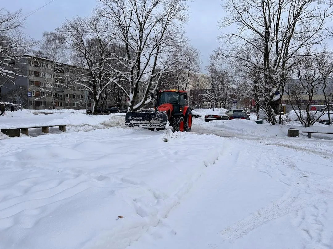 Lumesahaga traktor lükkab lund