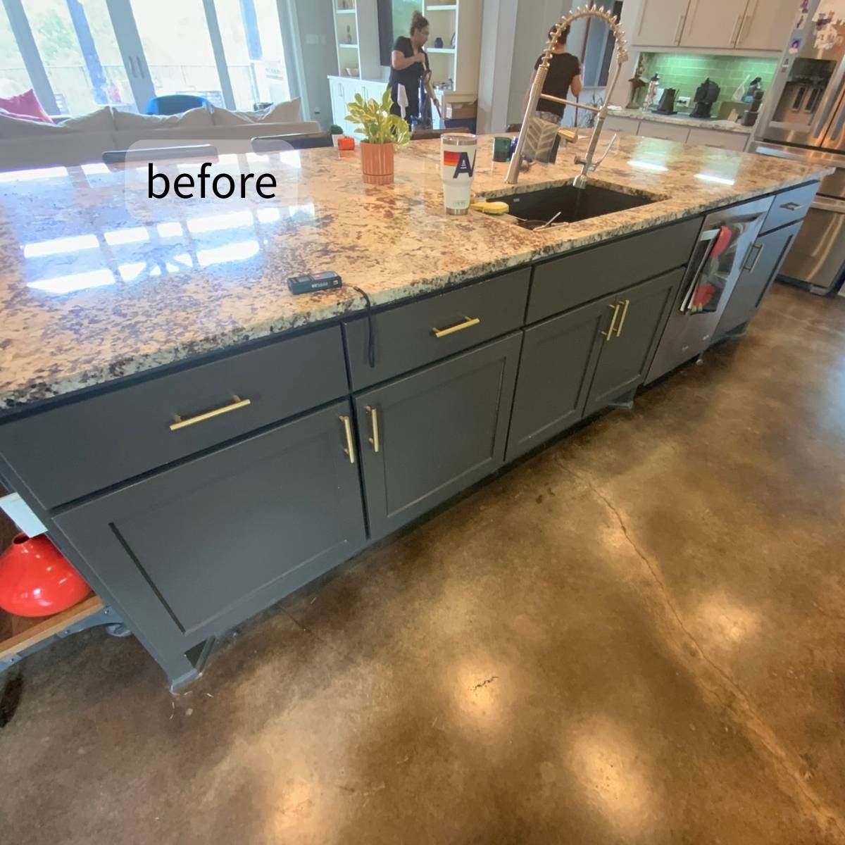 Before: Austin TX kitchen needing remodel - faded cabinets and outdated cabinets 