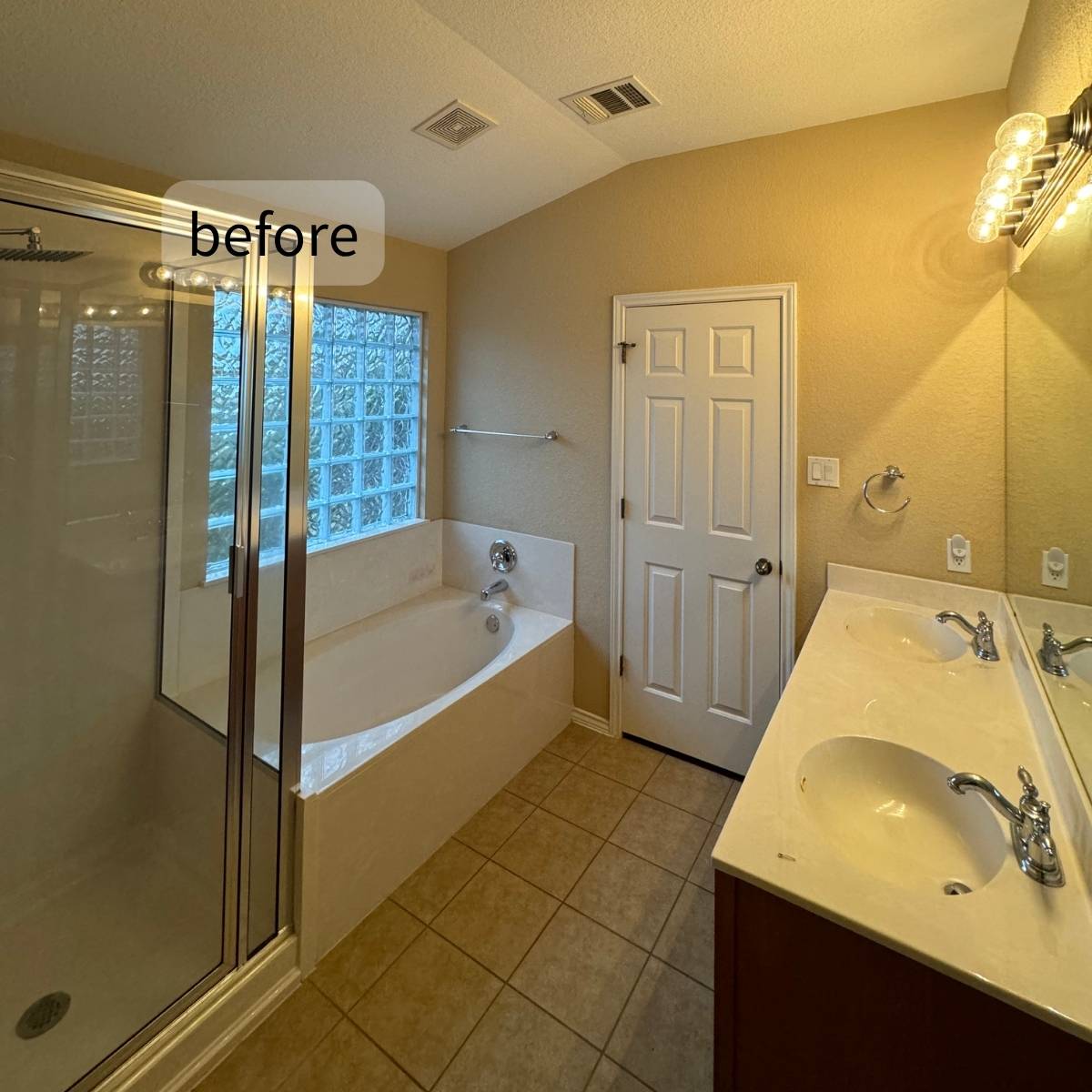 Old tub-shower combo before bathroom remodel in Austin house