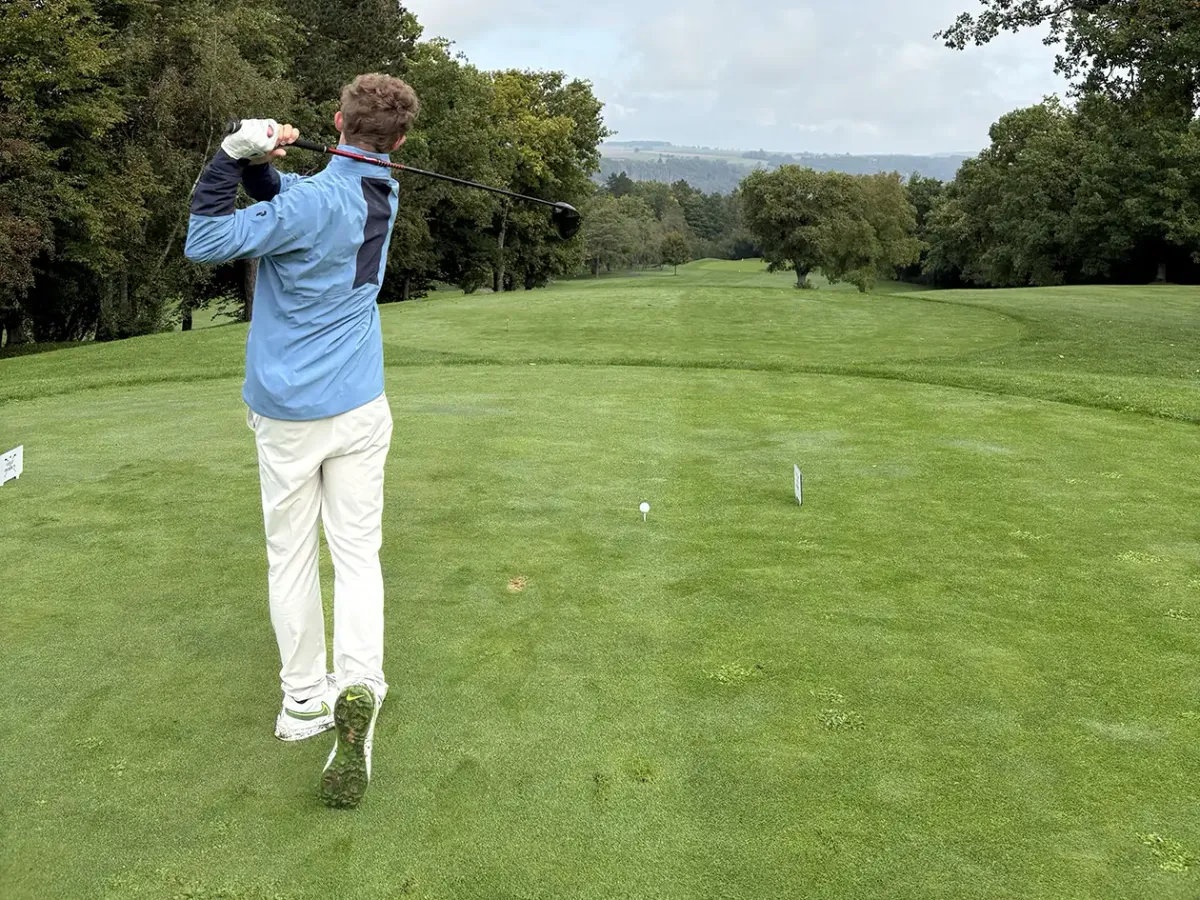 Tom Tefnin, golfeur élite, en plein exercice de visualisation avant son swing.