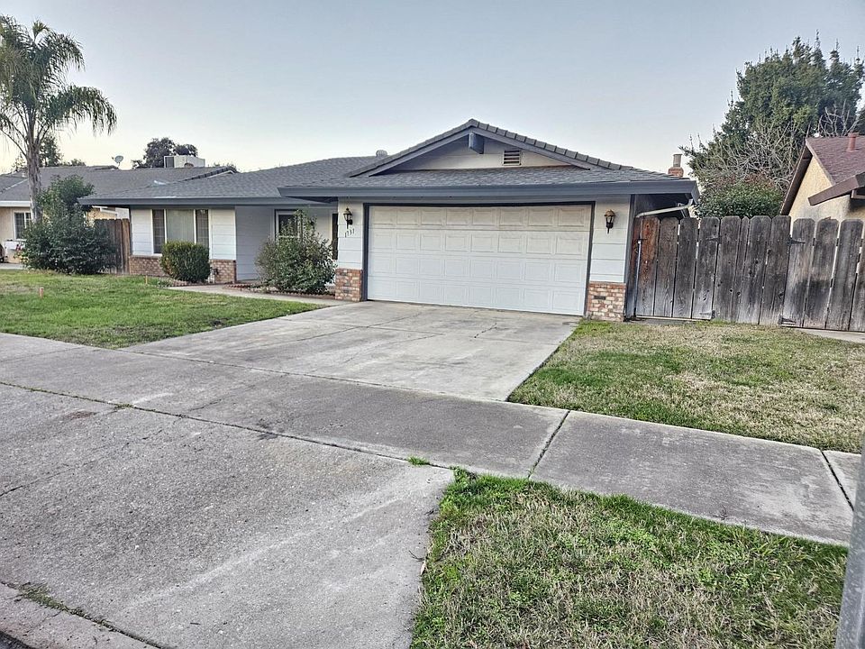 Merced Concrete builds and installs driveways