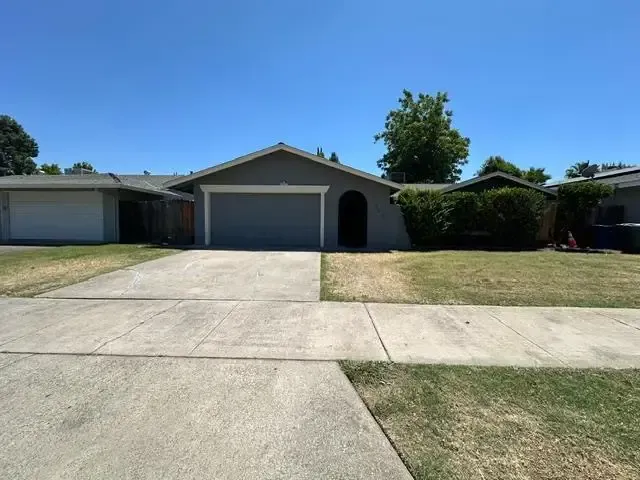 Merced Concrete builds and installs driveways
