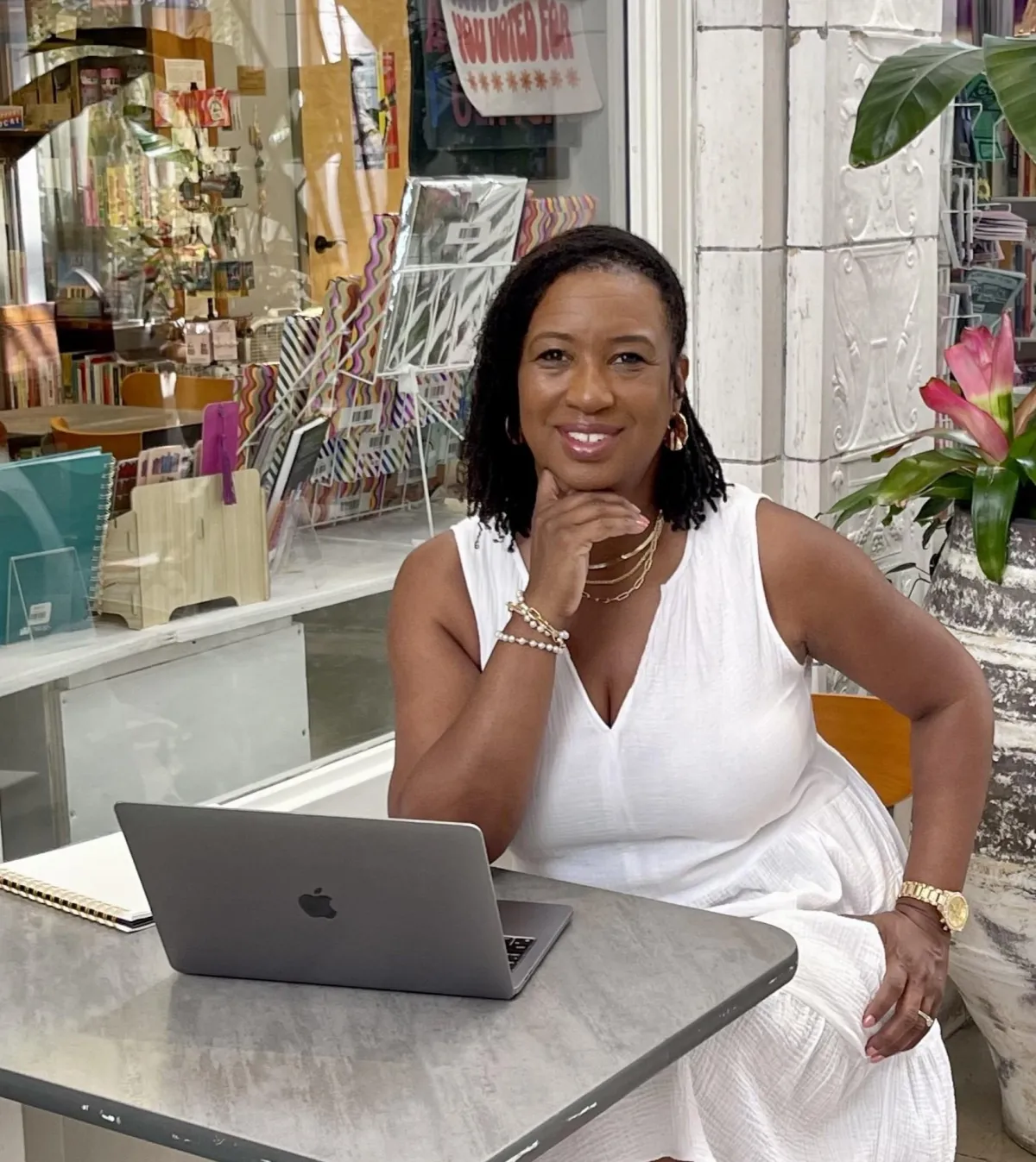 Jean Toney, Financially Savvy CEO, Scale Smarter Guide Cover – 4 Money Moves Entrepreneurs Need to Build Wealth