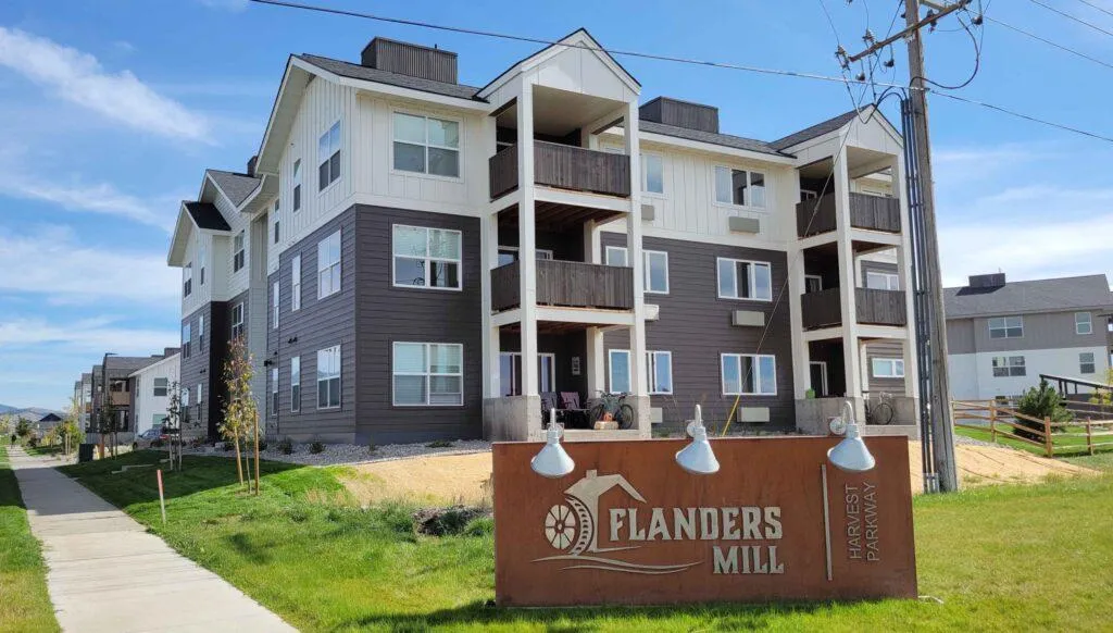 Modern composite deck with privacy wall in Flanders Mill Bozeman