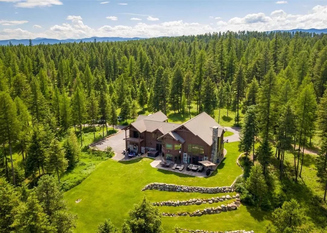 Expansive properties with stunning views call for large custom decks, patio covers, and grilling stations designed for entertaining and seasonal use.