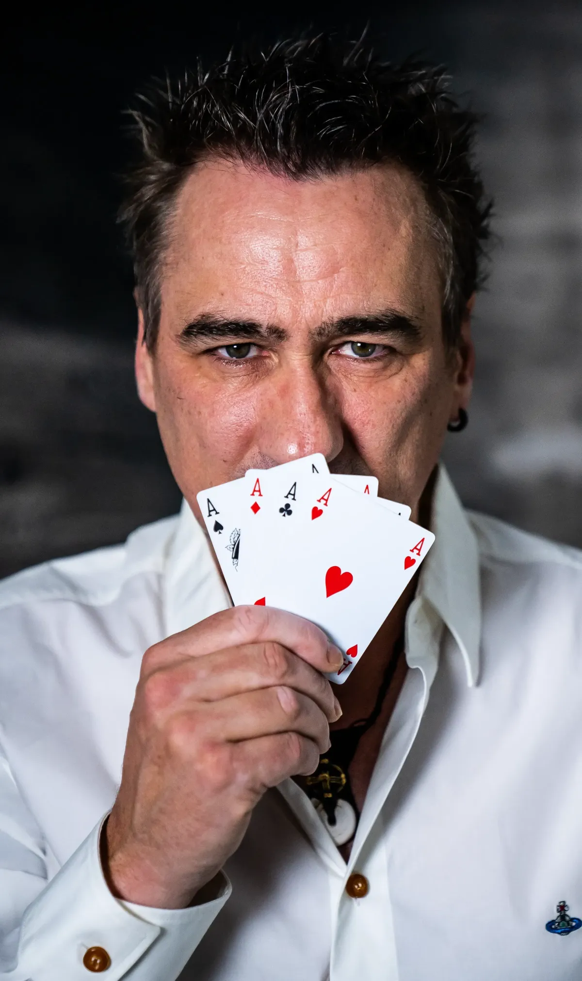 Ralph Dittmar der Pokerkarten in die Kamera haut