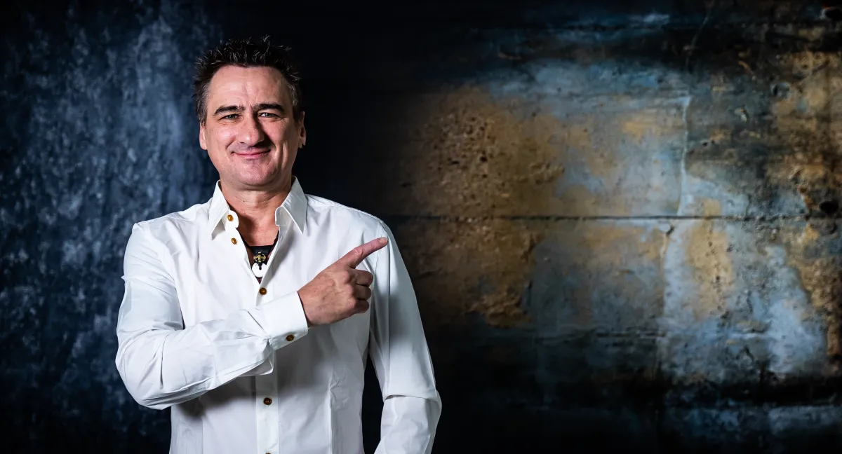 Ralph Ditmar wie er uf den Text neben sich zeigt