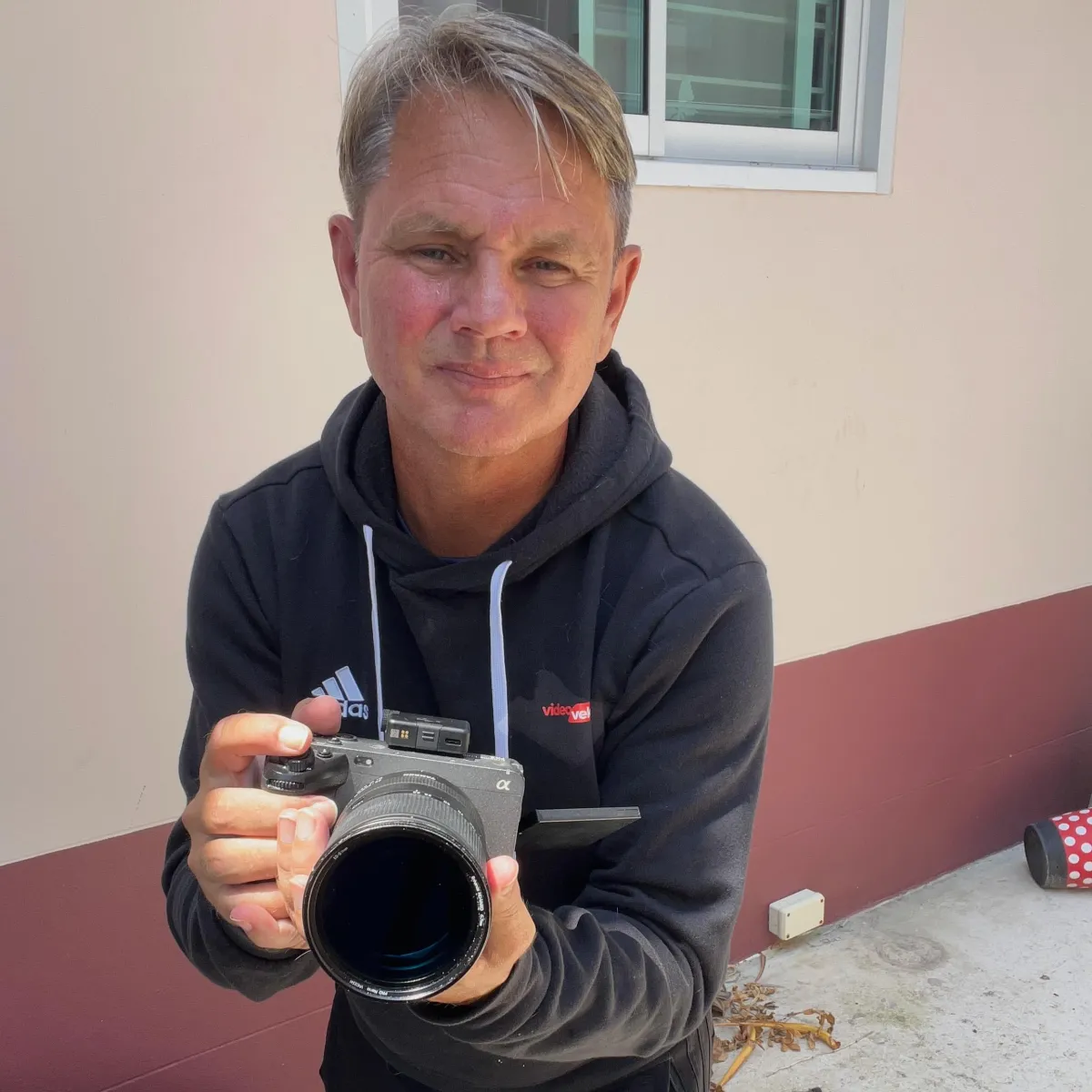 Portrett av filmskaperen bak mini-dokumentarene