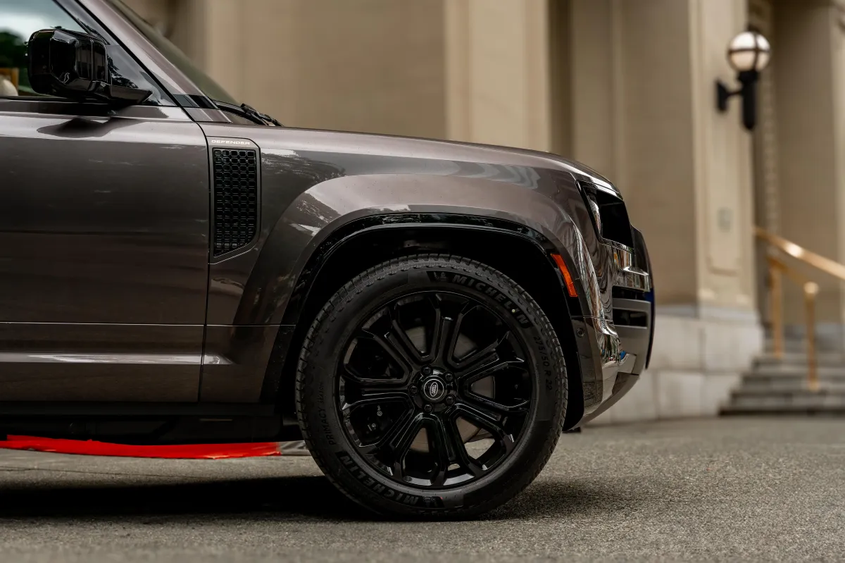 Photograph of a land rover discovery in downtown Vancouver, BC.