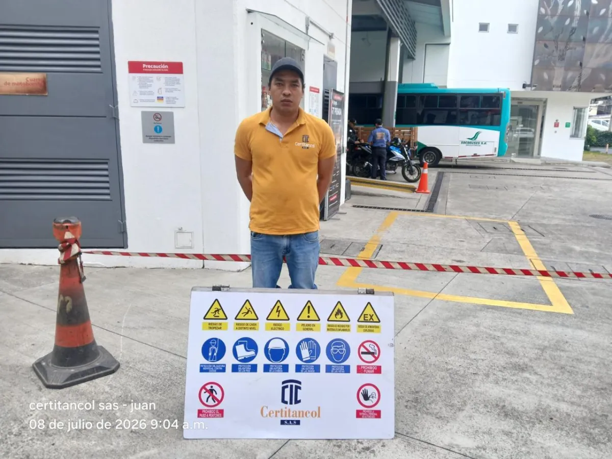 Inspector de Certitancol SAS con dotación y señalización de seguridad durante prueba de hermeticidad en estación de servicio — julio 2026