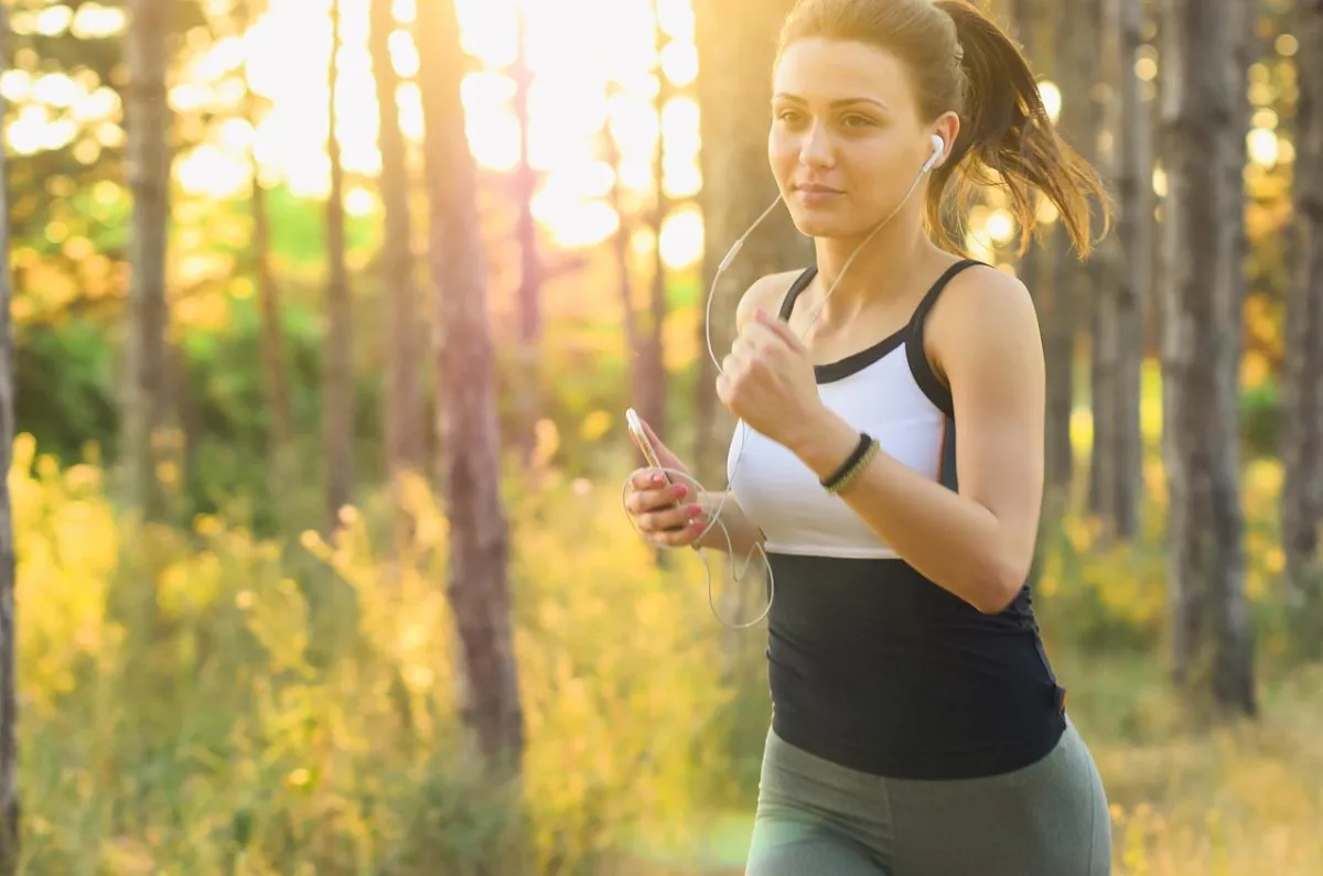 Een meisje die aan het hardlopen is 