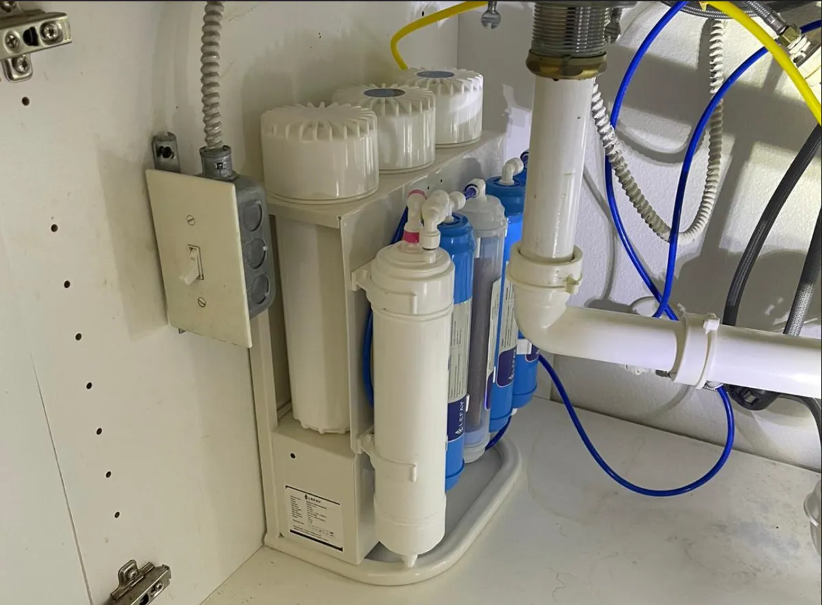 Familia en Palmdale disfrutando agua alcalina en casa