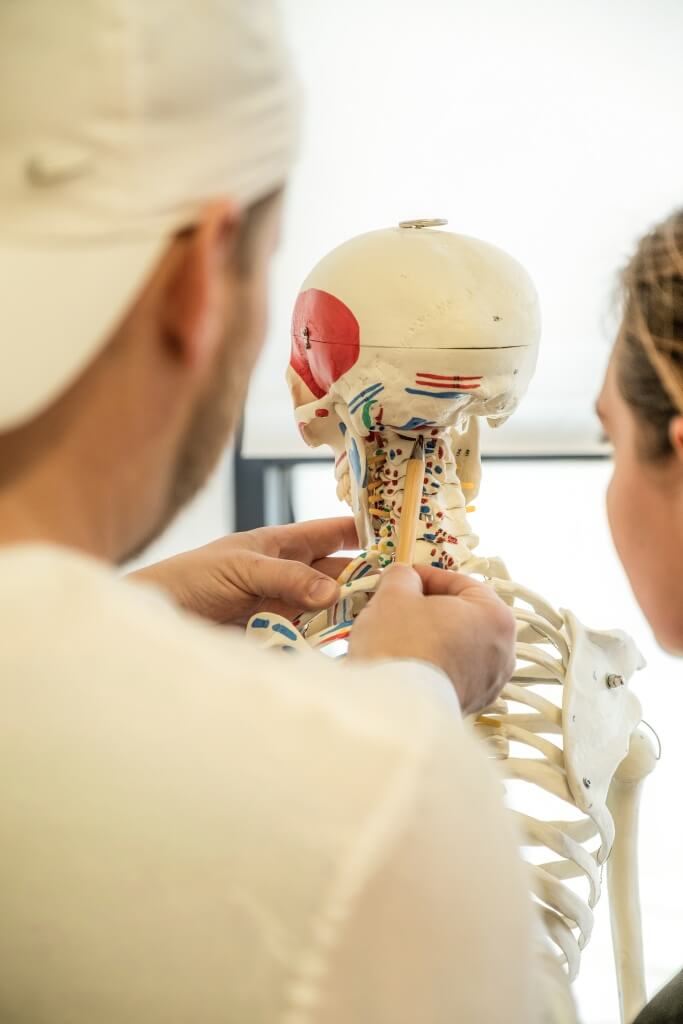 Atlas-Therapeut Maik Krueger erklaert die Befundergebnisse der Patientin