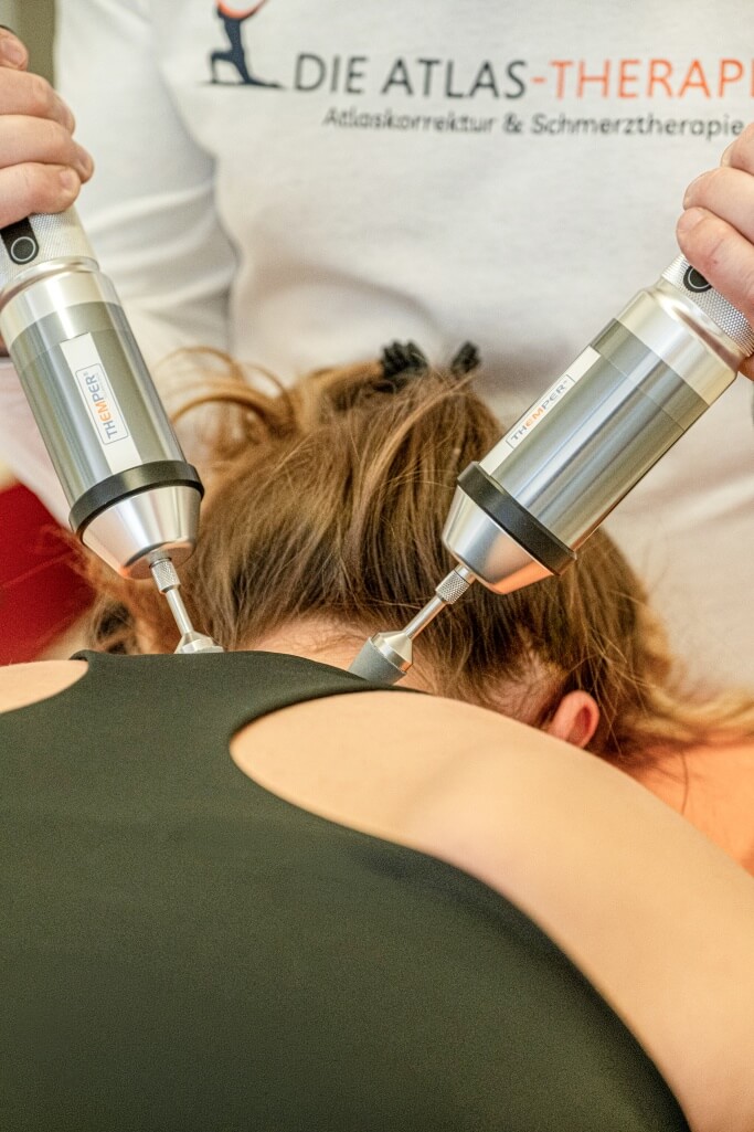 Die Schulter- und Nackenmuskulatur wird mit dem ThemperGeraet entspannt