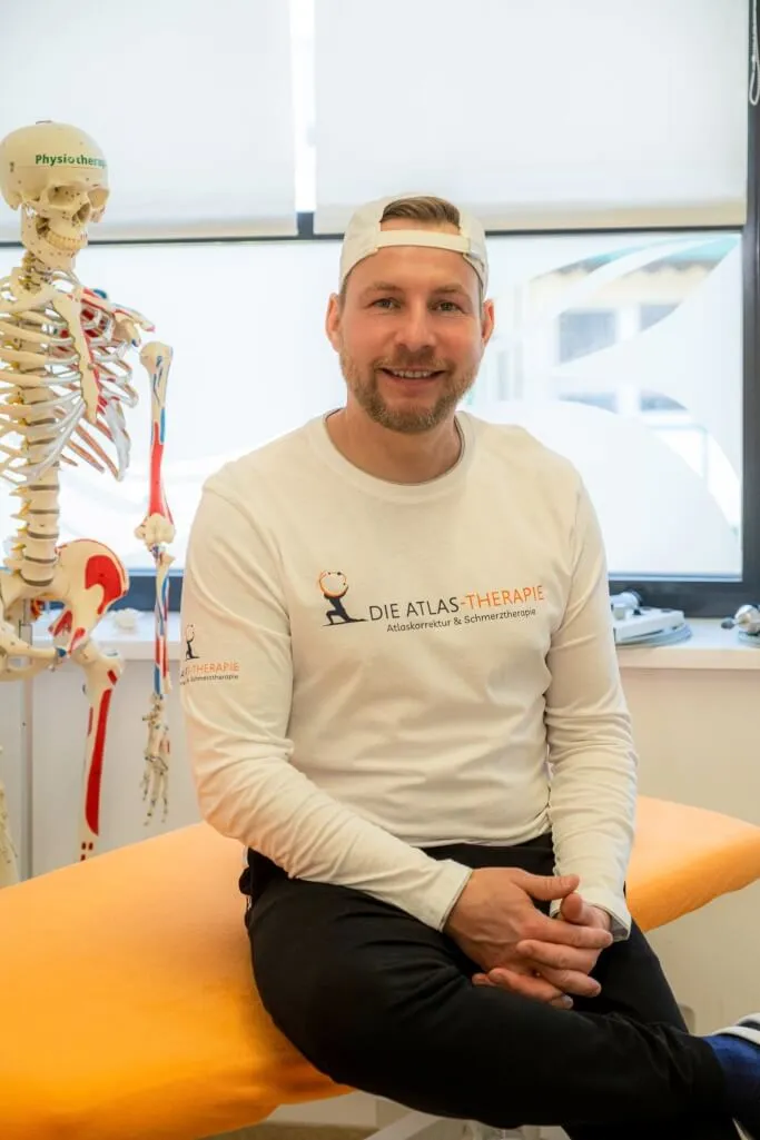 Foto Maik Krüger Atlastherapeut Physiotherapeut an einer Behandlungsliege