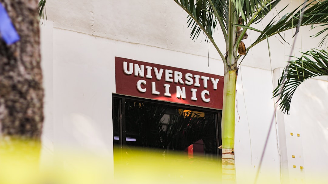The image shows the entrance to a university clinic.