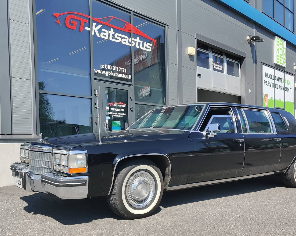 Limusiini sisäänkäynnin GT Katsastuksen ulkopuolella