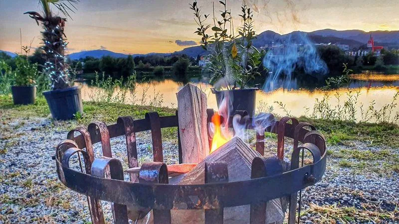 Lagerfeuer direkt am See