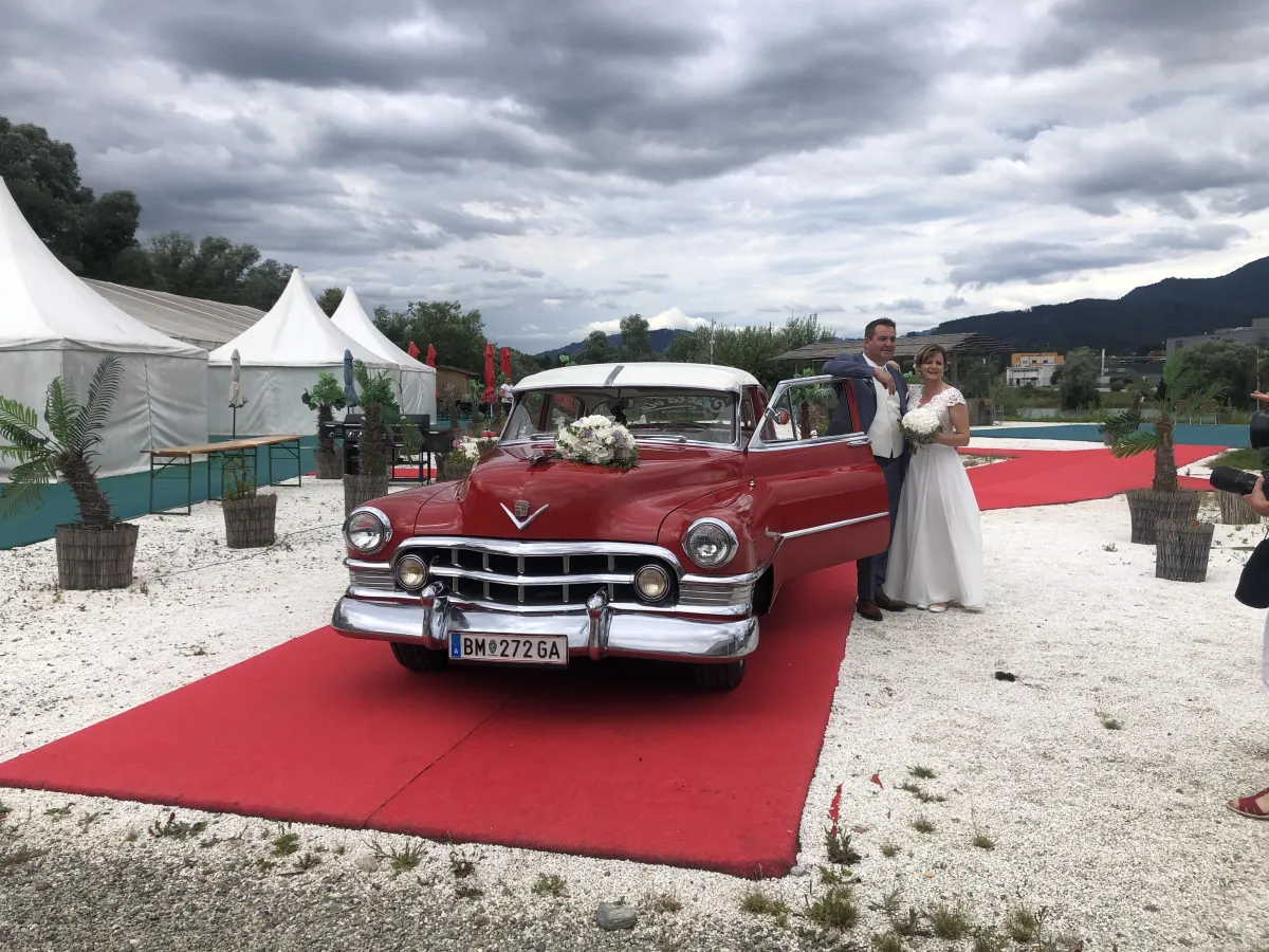 Oldtimer für den Empfang direkt neben Autobahnabfahrt St. Marein