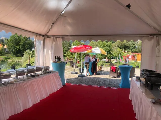 Zusammentreffen direkt neben Autobahnabfahrt St. Marein