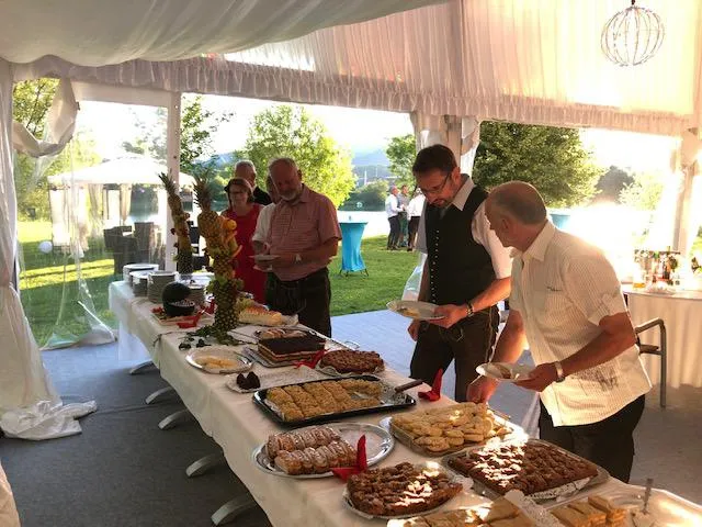 Veranstaltungsbuffet direkt neben Autobahnabfahrt St. Marein