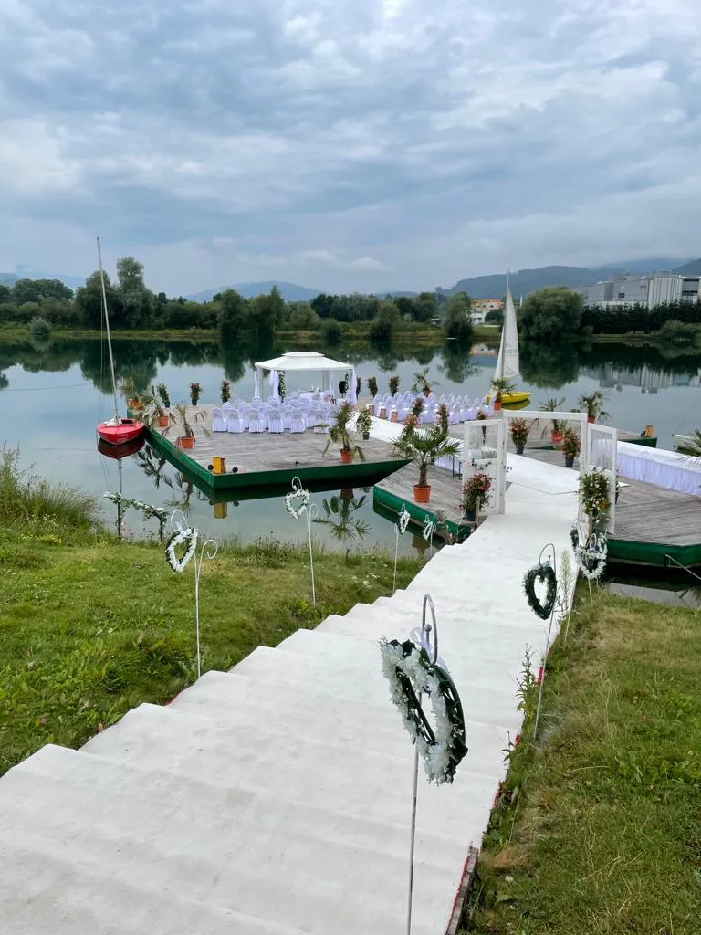 Weißer Teppich zum Trauungssteg Bezirk Bruck an der Mur