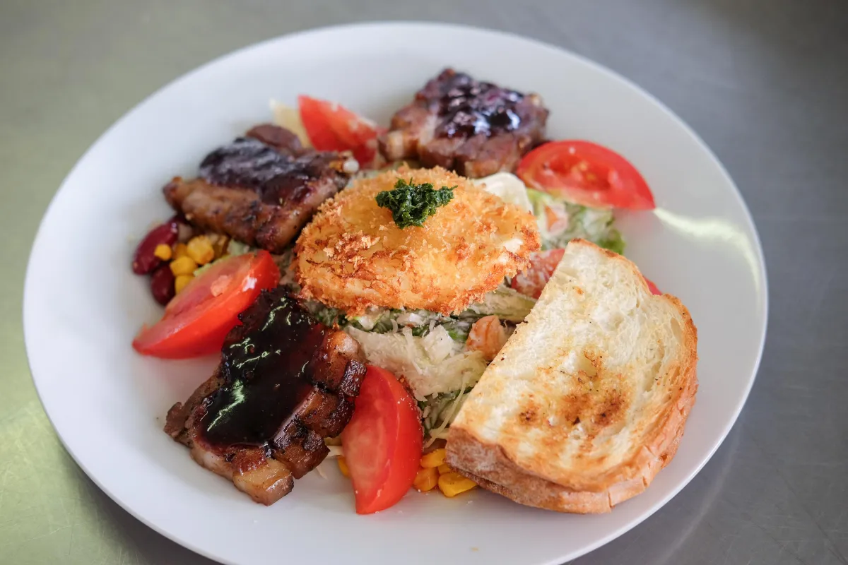 Bauchfleisch Salat direkt eben Autobahnabfahrt St. Marein