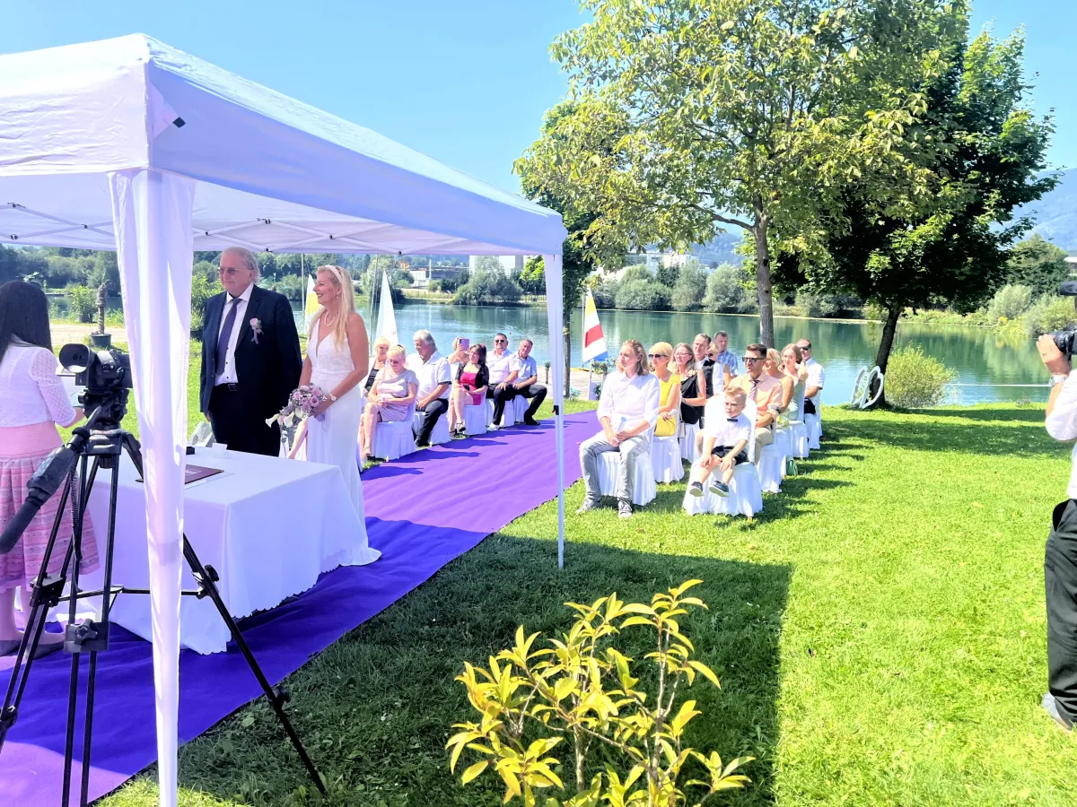 Lila Teppich für die Waldhochzeit Kapfenberg