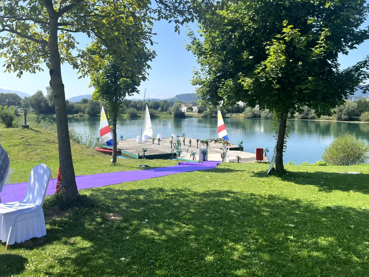 Trauungsplattform am Wasser direkt neben Autobahnabfahrt St. Marein 