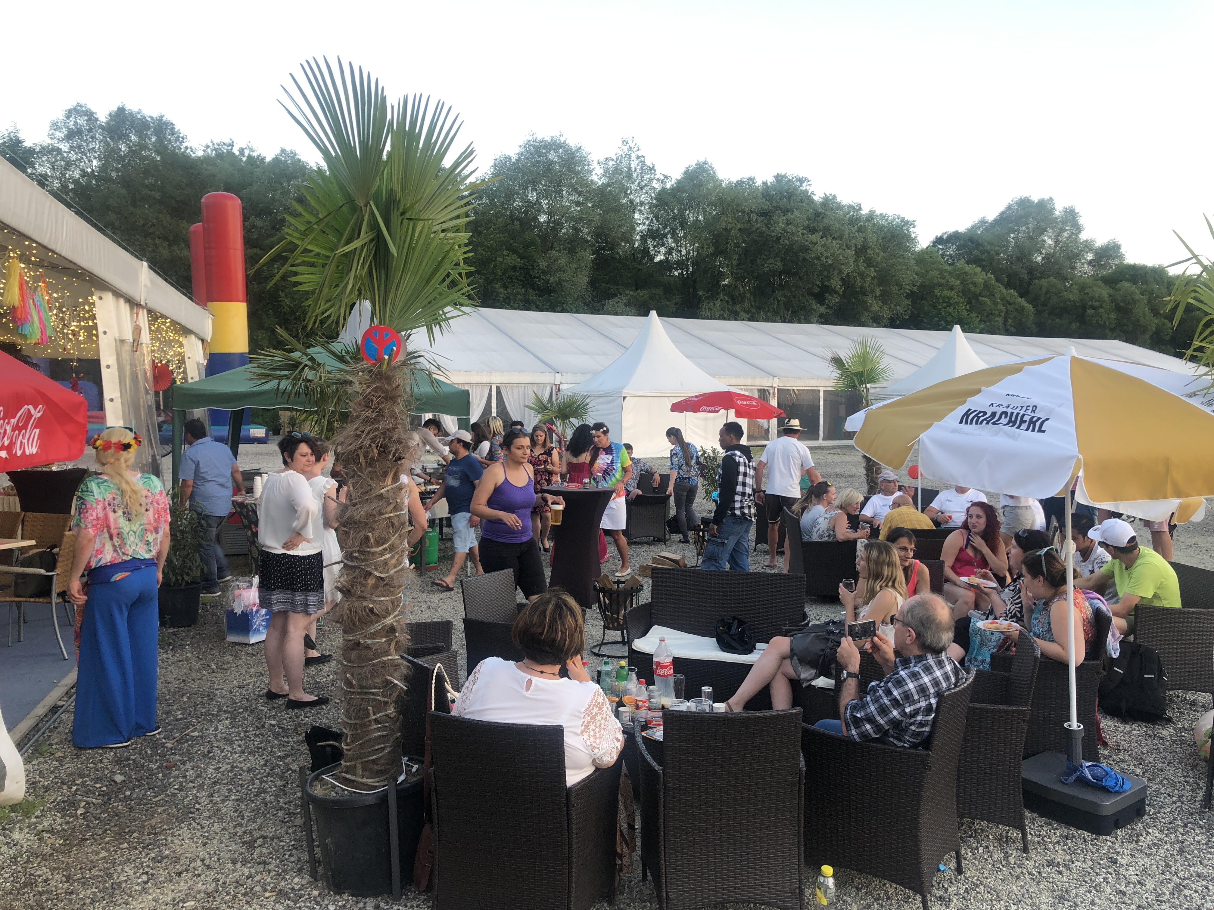 Teilnehmer entspannen im Außenbereich während einer Seminarpause bei Flasch City seminarlocation near Kindberg