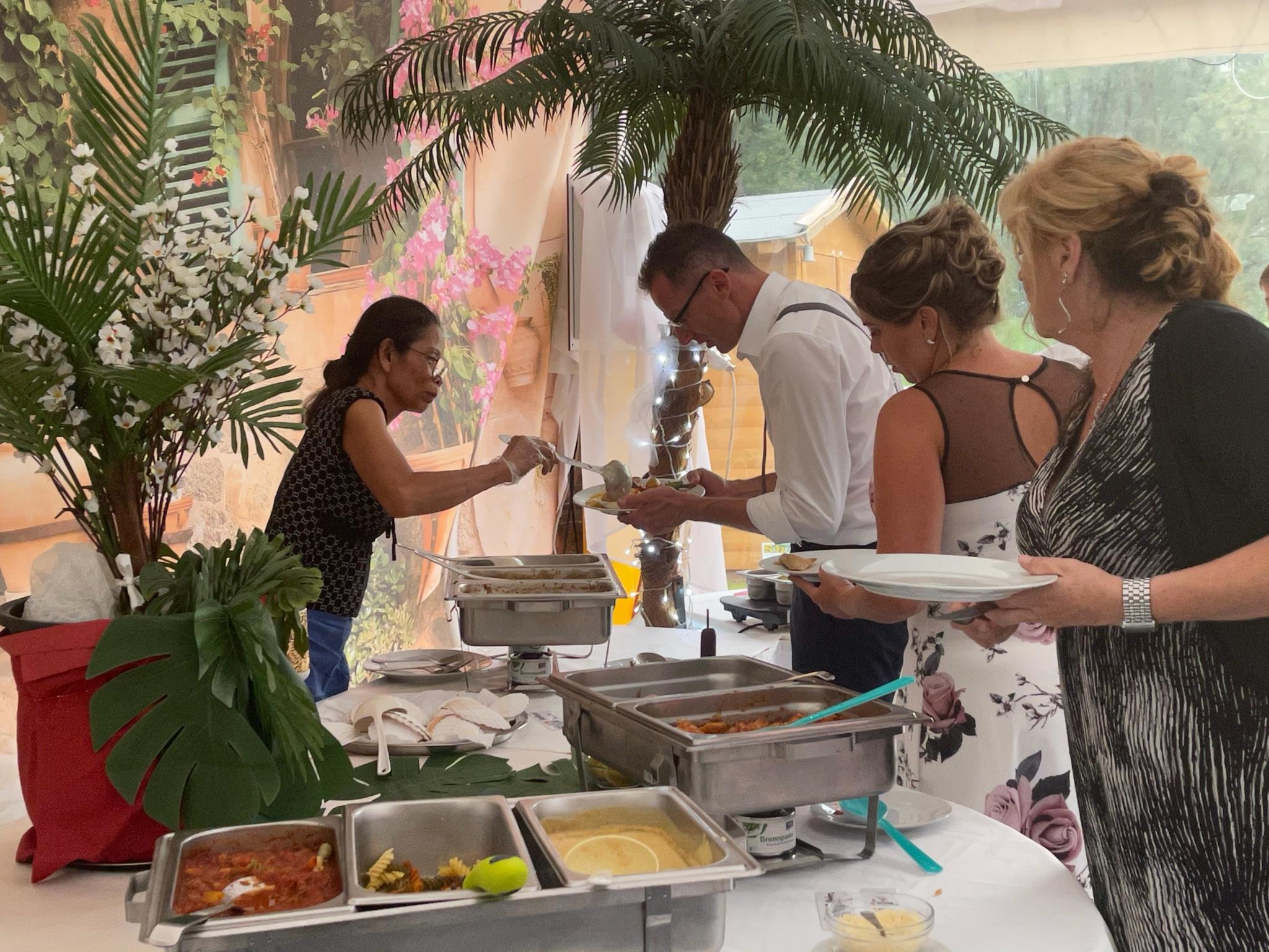 Teilnehmer werden am Seminar Catering Buffet bedient bei Flasch City seminarlocation near Leoben