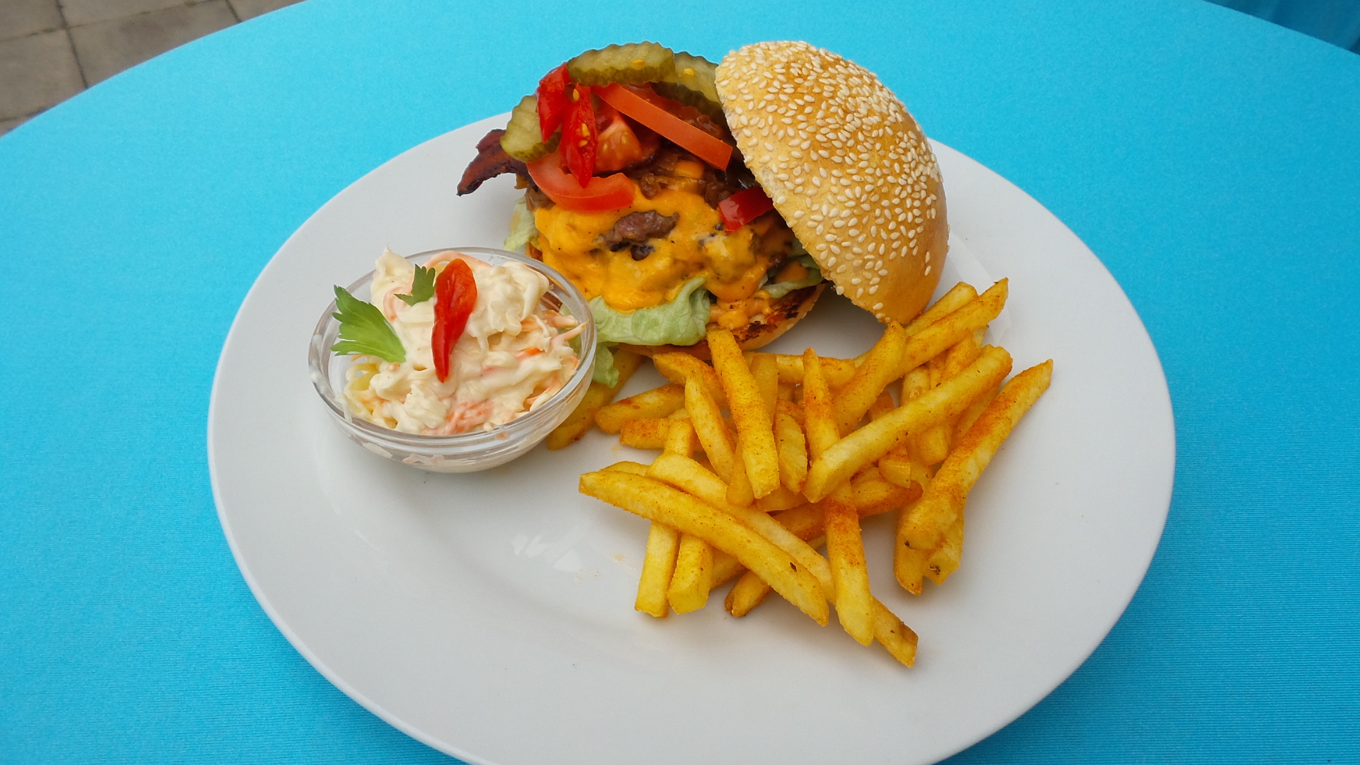 burger mit Pommes als Seminar Catering Gericht bei Flasch City seminarlocation near langenwang