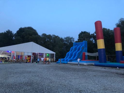 Kinder spielen auf Hüpfburg mit Rutsche im Aussen Spielplatz bei Flasch City Restaurant-cafe near Langenwang