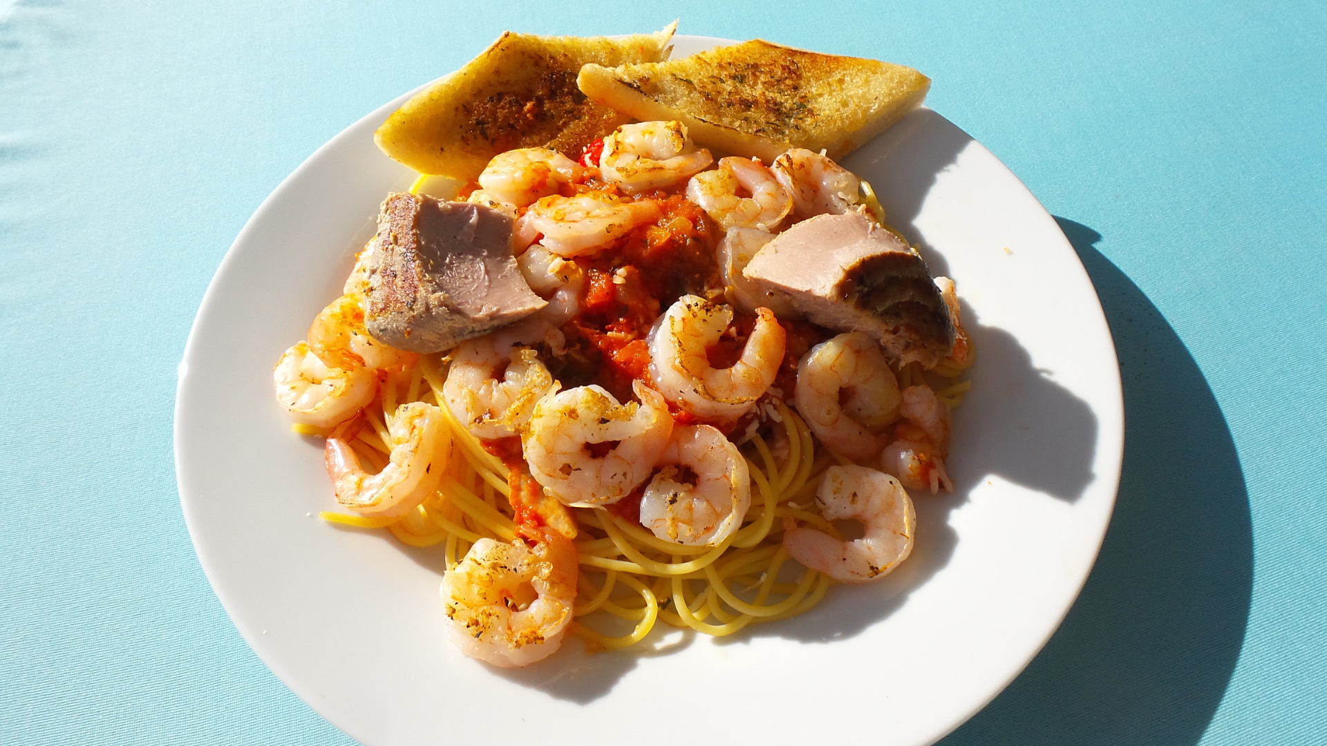 Garnelen pasta mit Tomatensauce serviert bei Flasch City Restaurant-cafe near Krieglach