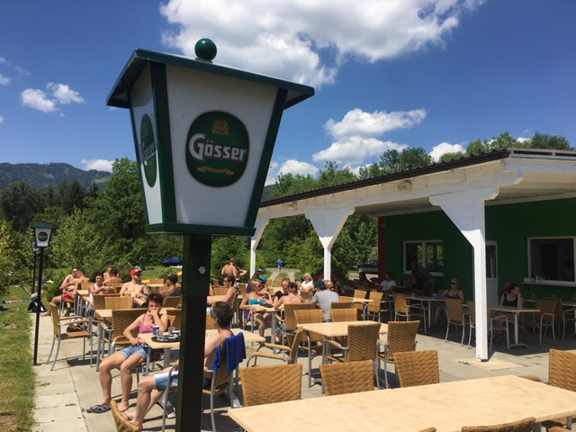 Gäste entspannen im Aussenbereich Sitzbereich bei Flasch City Restaurant-cafe near St. Lorenzen im Mürztal