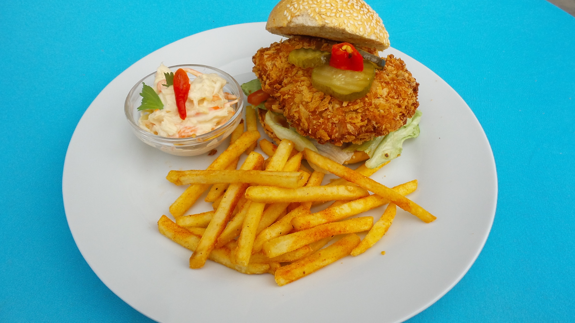 crispy chicken burger mit Pommes serviert bei Flasch City Restaurant-cafe near Weststeiermark