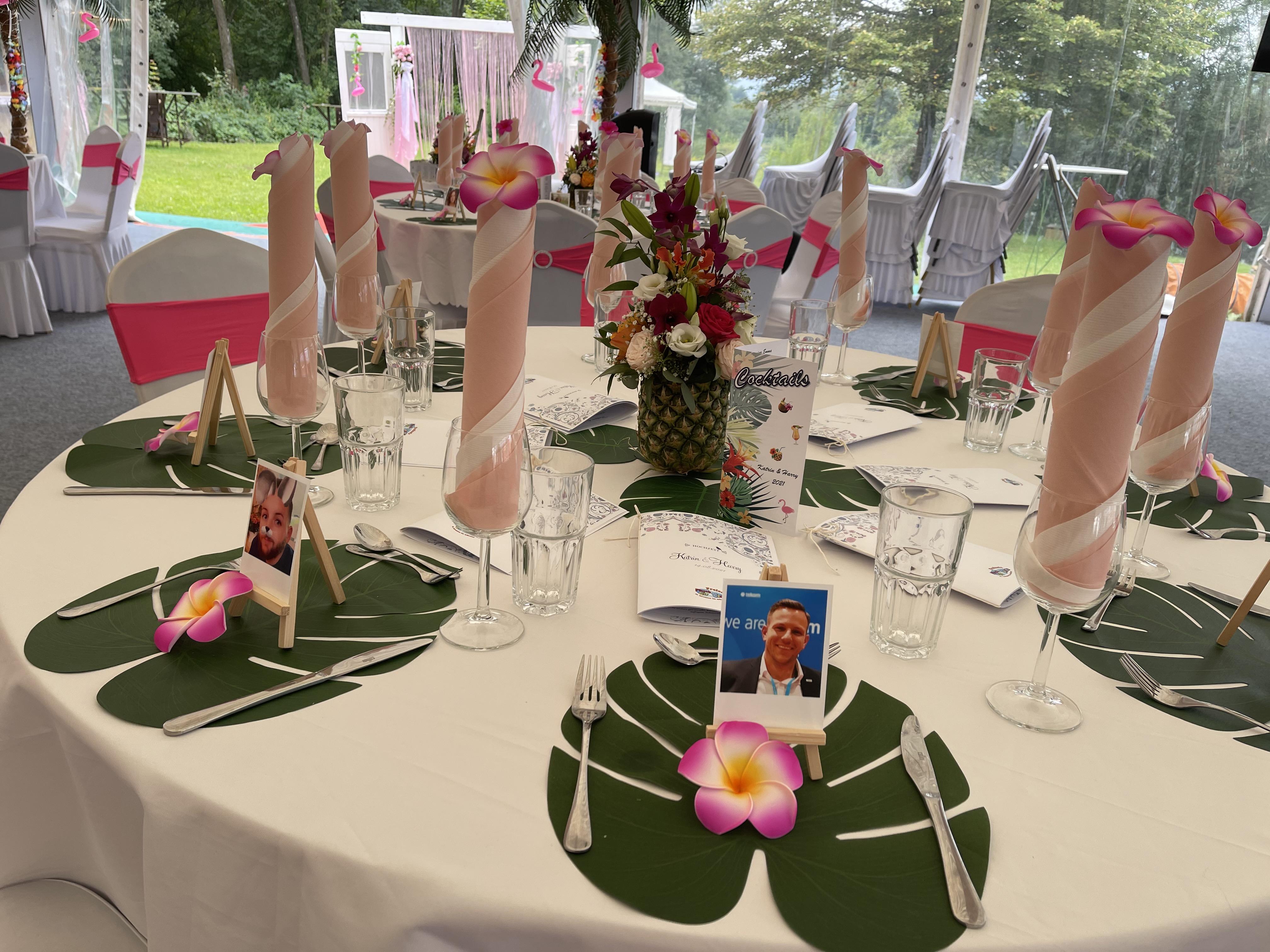 Tropische Hochzeit Tischdekoration mit Blumenschmuck und eleganter Platzgestaltung bei Flasch City hochzeitslocation near Elegante Hochzeit Tischdekoration mit goldenen Tellern, Rosenblättern und Blumenschmuck bei Flasch City hochzeitslocation near kindberg