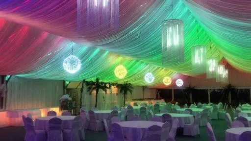Hochzeitssaal mit farbiger Deckenbeleuchtung und eleganter Bankettbestuhlung bei Flasch City hochzeitslocation near stanz-st-barbara