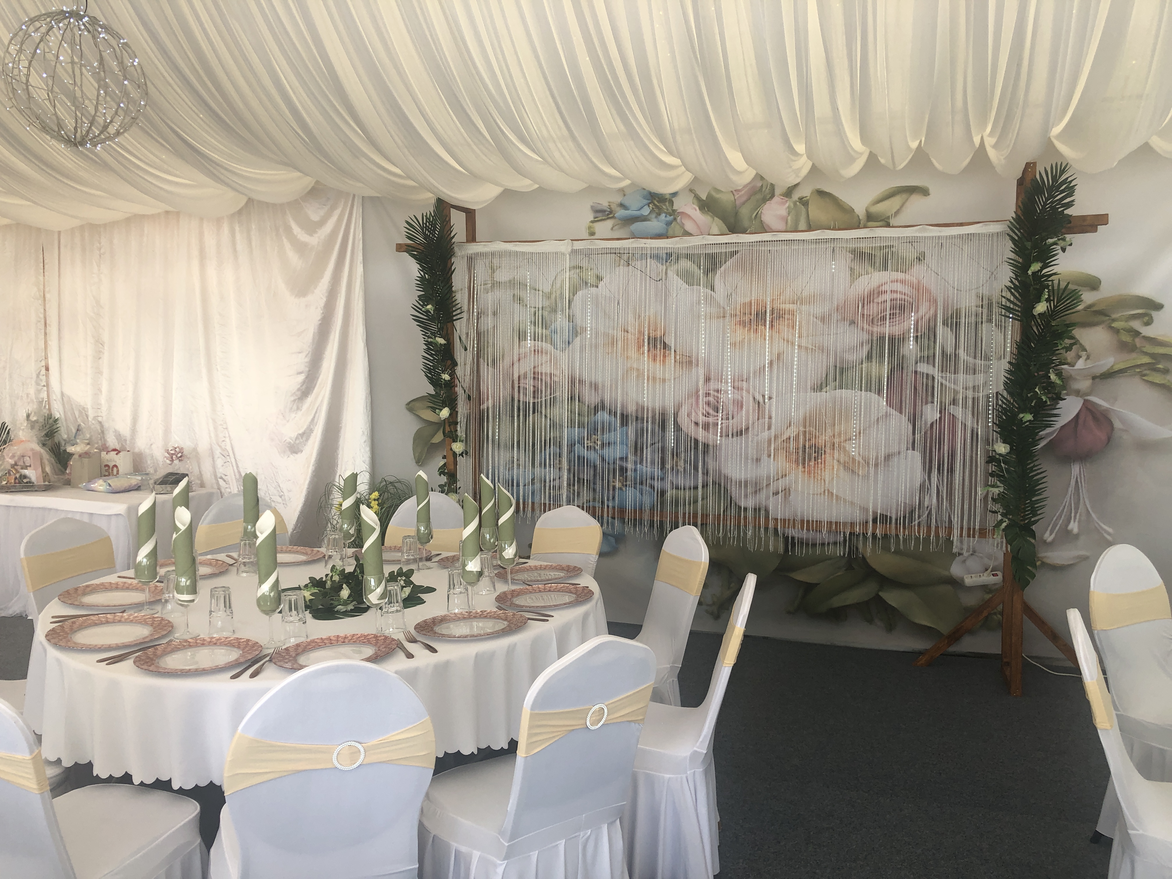 Elegant wedding table decoration with floral backdrop and stylish seating setup at Flasch City hochzeitslocation near stanz-st-barbara