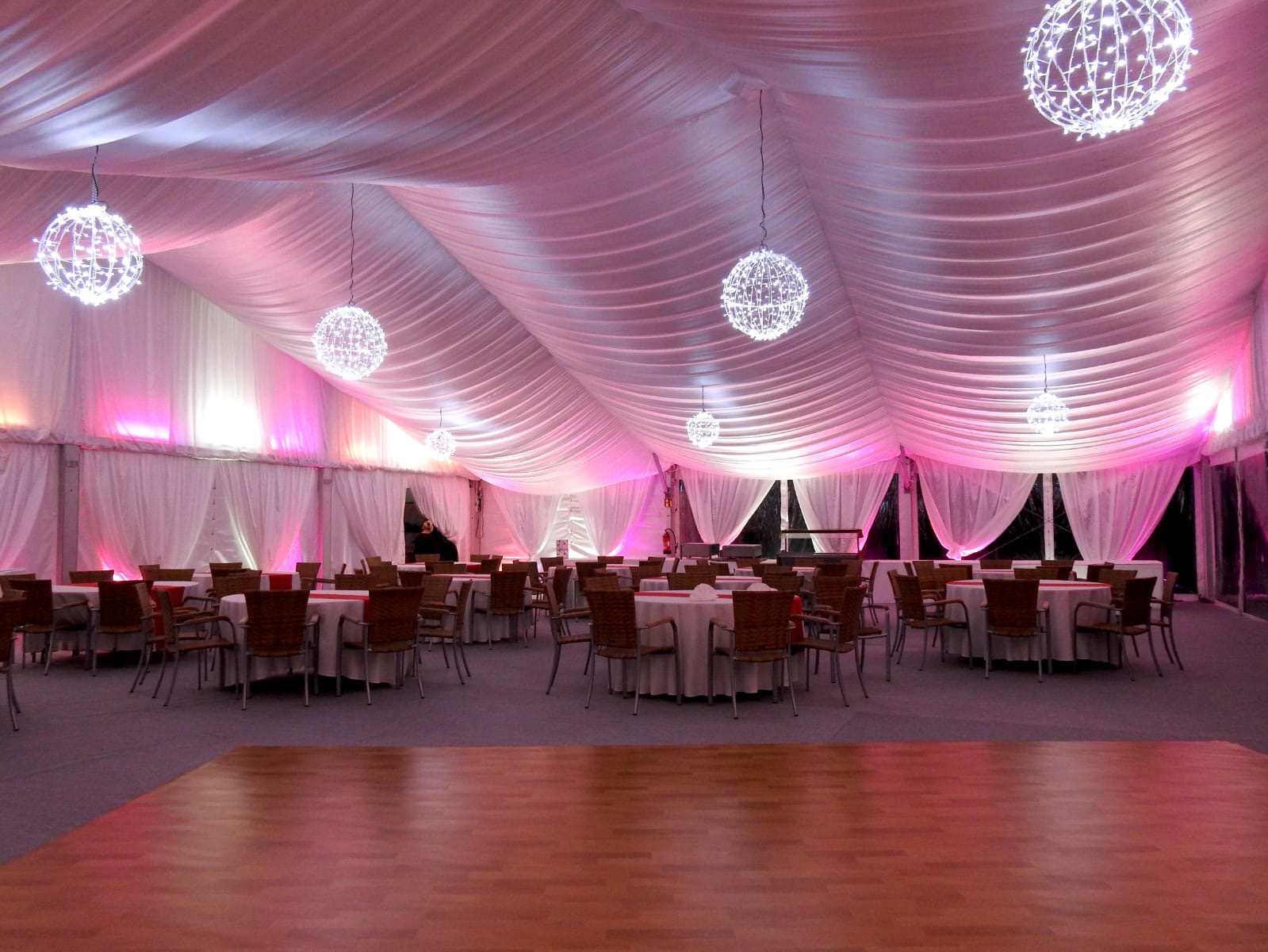 Hochzeitssaal mit rosa Ambientebeleuchtung und Tanzfläche bei Flasch City hochzeitslocation near Stuhleck