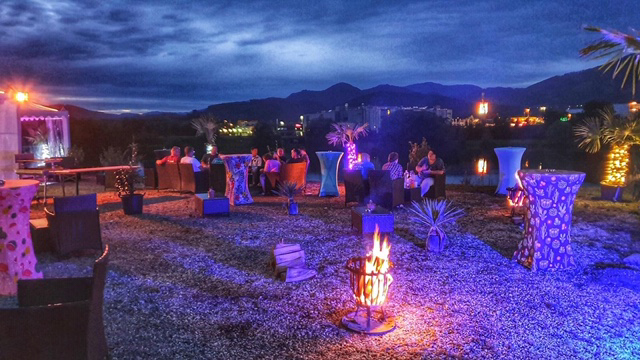 Aussenbereich Hochzeitslounge mit Feuerstelle und Abendstimmung am See bei Flasch City hochzeitslocation near Wiener Neustadt