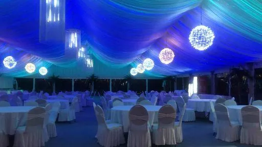 Hochzeitssaal mit stimmungsvoller Beleuchtung und dekorierten Tischen bei Flasch City hochzeitslocation near Wiener Neustadt
