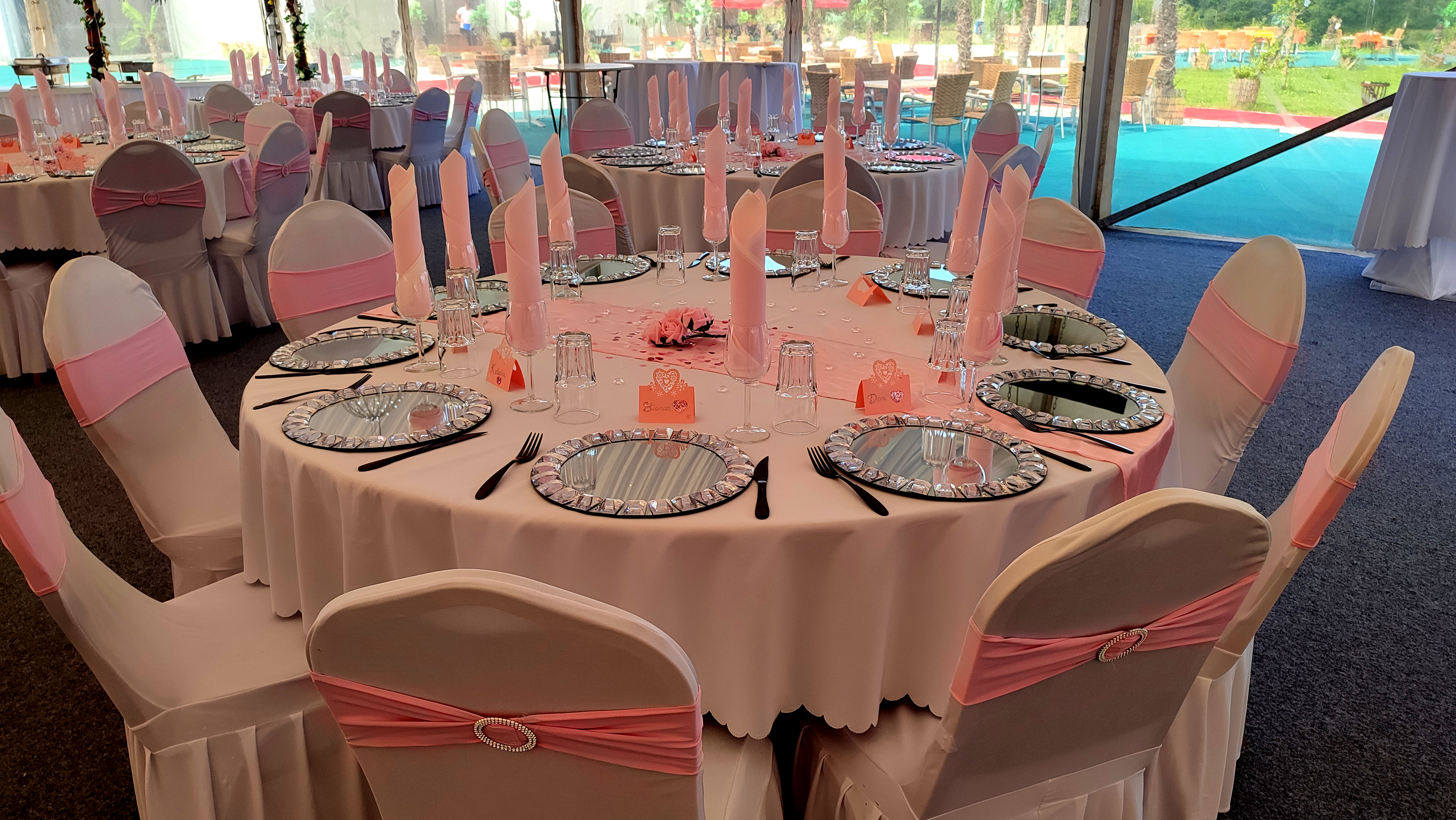 Elegante Hochzeitstischdekoration mit rosa Akzenten und Spiegelplatten bei Flasch City hochzeitslocation near Wiener Neustadt