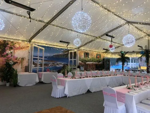 Hochzeitssaal mit Lichterketten an der Decke und eleganter Tischdekoration bei Flasch City hochzeitslocation near Judenburg
