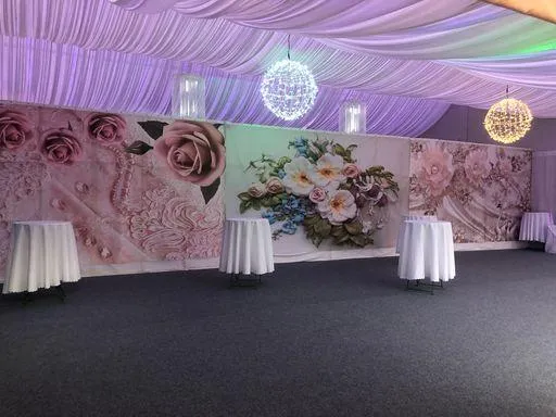 Hochzeitslounge mit Blumenwand und stimmungsvoller Beleuchtung bei Flasch City hochzeitslocation near deutschfeistritz-gratkorn
