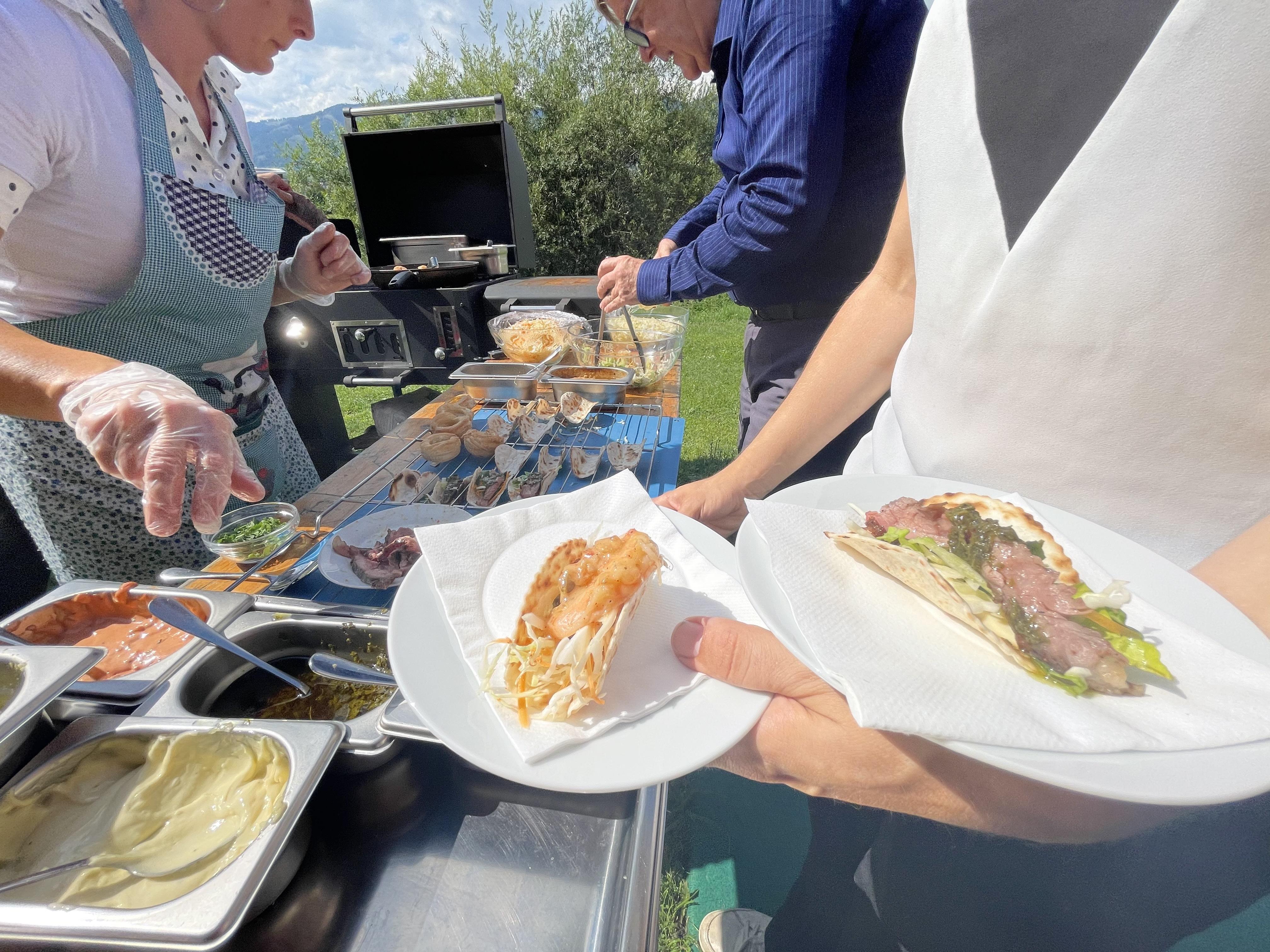 Live Cooking Hochzeit Catering Station mit frisch zubereiteten Speisen bei Flasch City hochzeitslocation near Graz