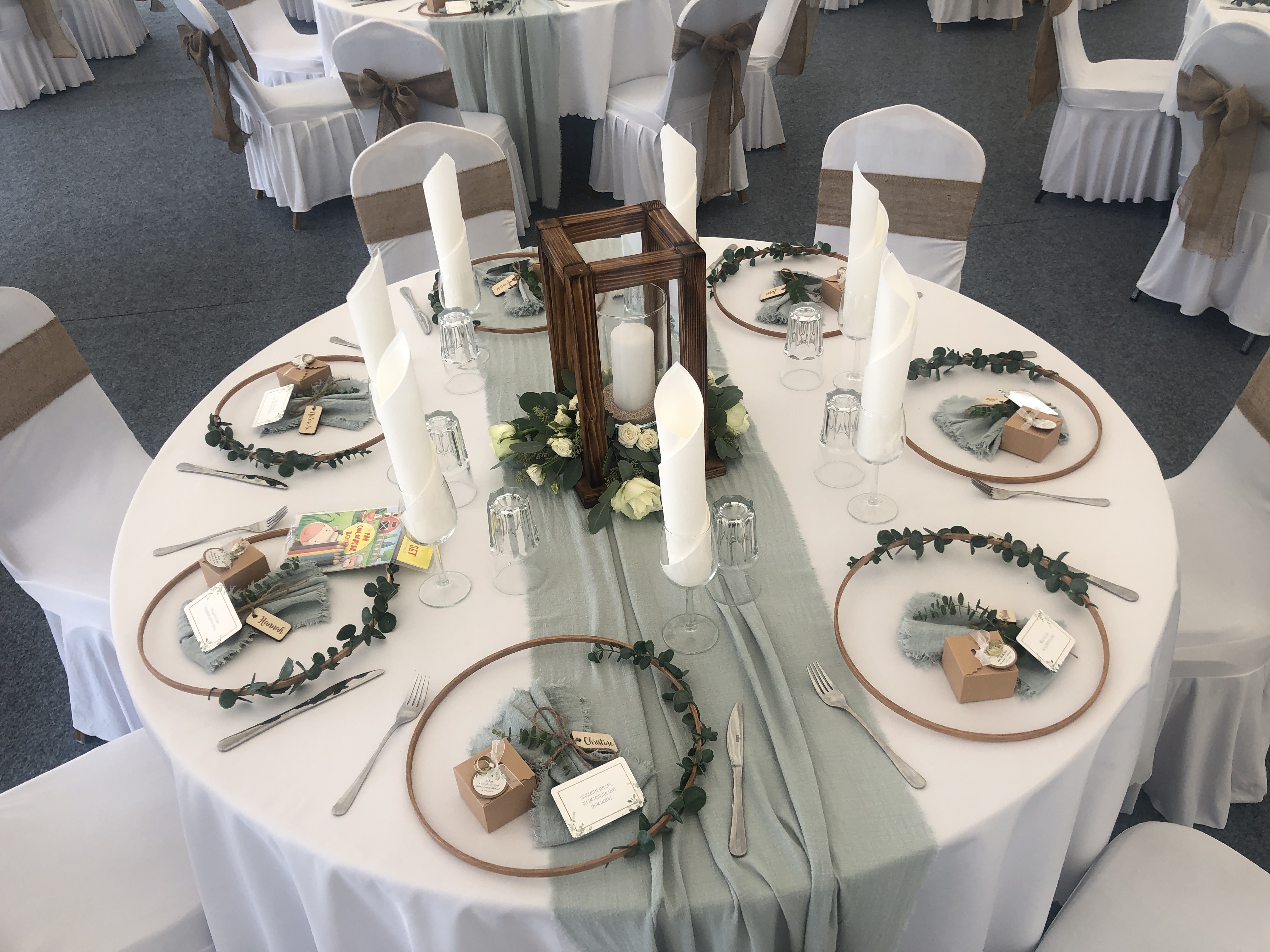 Elegante Tischdekoration mit Kerzen und Gedeck bei Flasch City hochzeitslocation near krieglach